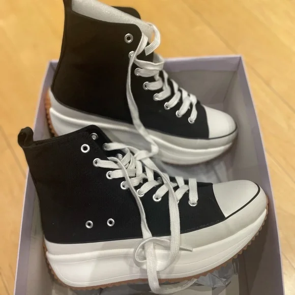 Winnona Lace-Up Platform Sneaker
MADDEN GIRL NWT size 7.5 - Picture 16 of 16